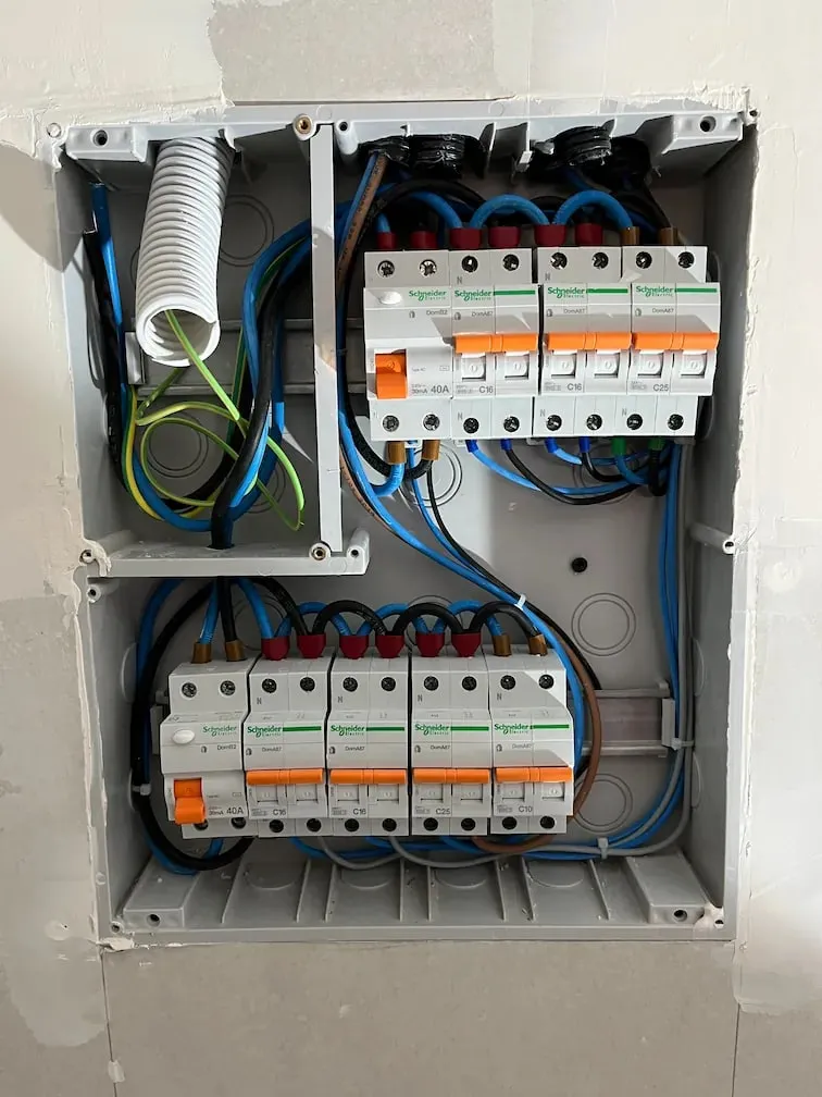 Consumer unit with two rows of breakers and tidy wiring
