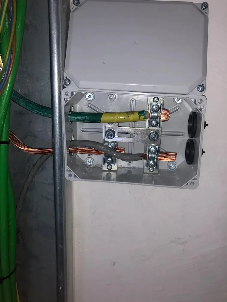 Earthing connection box with the copper bar and protective conductors