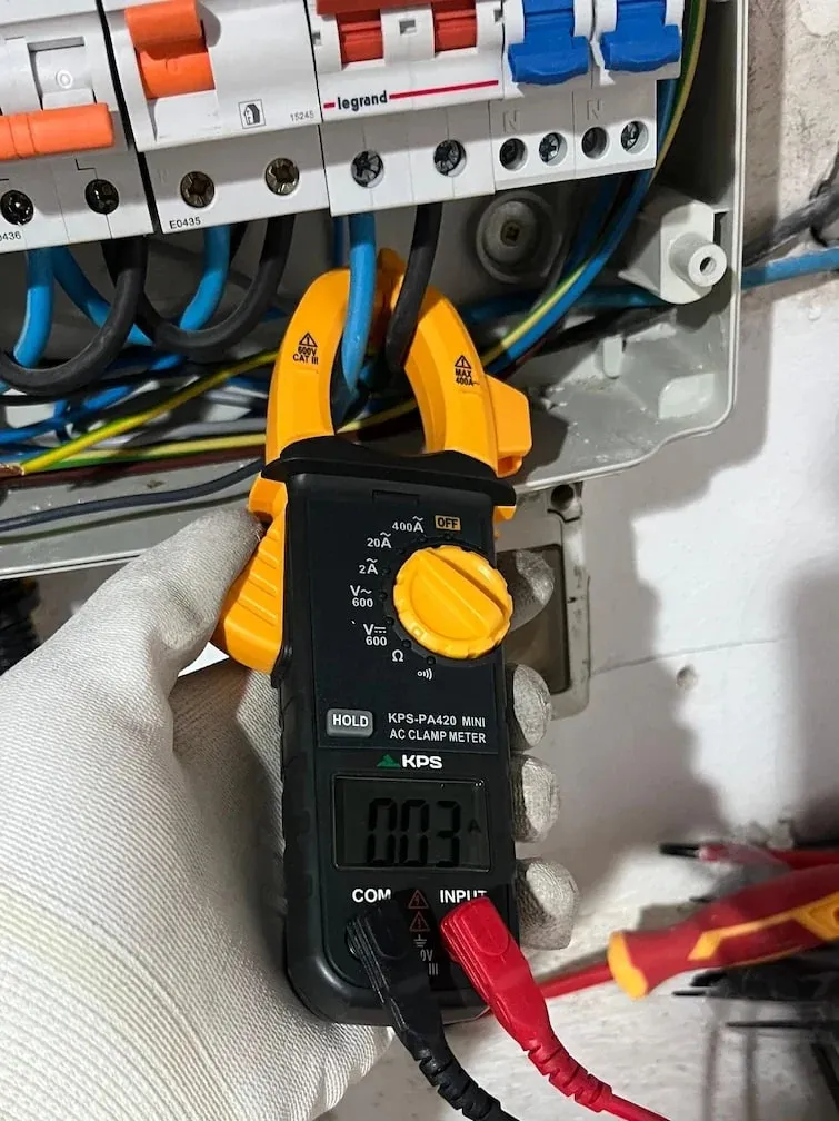 Measuring a consumer unit with a clamp meter